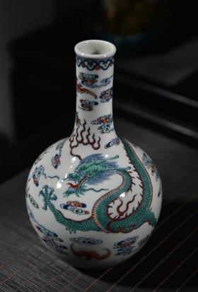 斗彩云龙纹天球瓶