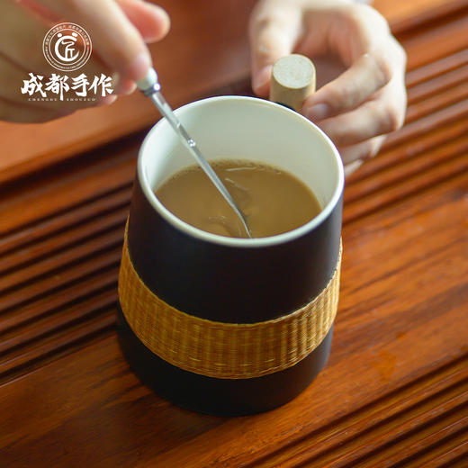 #非遗礼遇季#【瓷胎竹编￭木柄马克杯】成都手作非遗竹编木手柄陶瓷杯400ml 黑色/白色两款可选 带盖带勺冲调杯咖啡杯 专属礼盒伴手礼品【非遗技艺】【匠心手作】【手工编织】清仓活动售完即止 商品图5