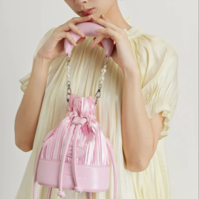 CryingCenter缎皮拼接束口糖果珍珠链条水桶包斜挎单肩