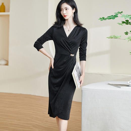 剩S 米思阳2024秋季新款时尚轻奢黑色晚礼服裙修身显瘦V领连衣裙2077 商品图0