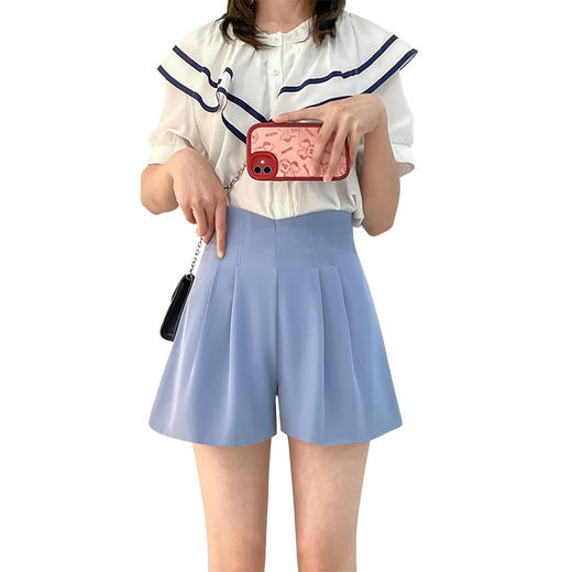 【冷“裤”女孩，这个夏天不怕热】蓝色西装短裤女，如同仙女下凡，清新自在，高腰阔腿，展现优美曲线。流行的A字直筒设计，宽松休闲三分裤子，舒适透气，夏季必备单品，带来无限舒适感。 商品图4