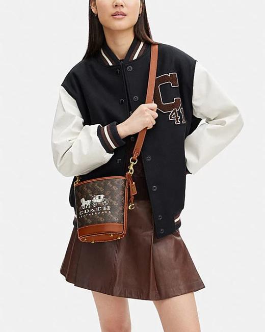 【精品】COACH 马车图案印花DAKOTA 16号水桶包 商品图3