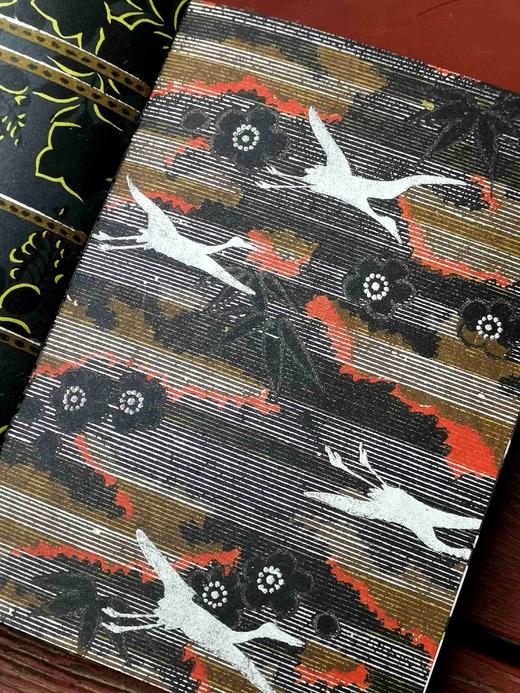 《新美术海：日本明治时代纹样艺术》，精装，32开，[日]古谷红麟著，湖南美术出版社2023年7月一版一印，定价148，售价74元。

本书收录的纹样图案多以花鸟风月、四季景色为主题，是自然之美和设计之 商品图7