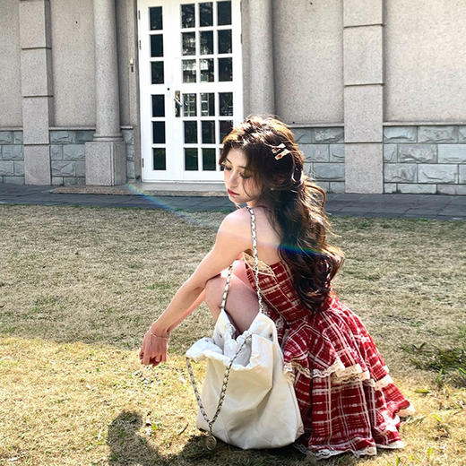 法式甜美格纹吊带裙，蓬蓬短裙子，展现甜美与性感并存。优雅的A字剪裁，修饰身形，让你更加迷人动人。适合派对、约会等多个场合，尽显女神气质。 商品图2