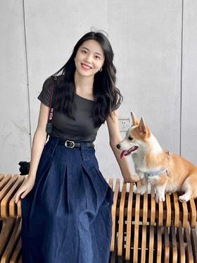 气质一字肩上配上质感牛仔裙，是挡不住的法式温柔~