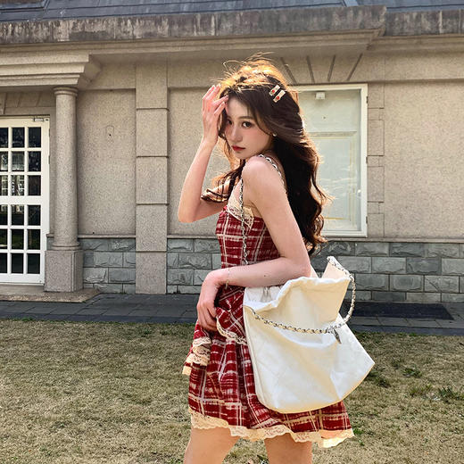 法式甜美格纹吊带裙，蓬蓬短裙子，展现甜美与性感并存。优雅的A字剪裁，修饰身形，让你更加迷人动人。适合派对、约会等多个场合，尽显女神气质。 商品图1