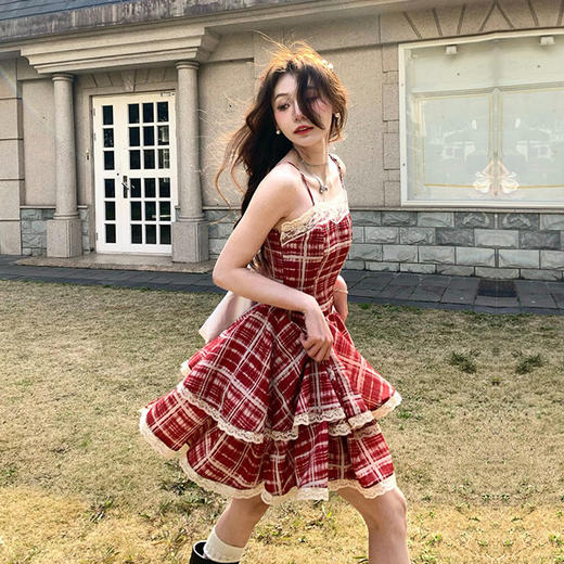 法式甜美格纹吊带裙，蓬蓬短裙子，展现甜美与性感并存。优雅的A字剪裁，修饰身形，让你更加迷人动人。适合派对、约会等多个场合，尽显女神气质。 商品图0