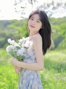 碎花小蓝裙配上明媚的笑容，最美的样子不过如此！