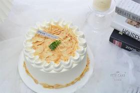 【杏仁香草冰淇淋蛋糕】香草冰淇淋、动物奶油、戚风蛋糕、杏仁片；炎热的夏天，吃一口冰淇淋蛋糕，冰冰爽爽、清清凉凉~~ps：注意干冰，不要触摸~如未立即使用轻放冰箱冷冻！！