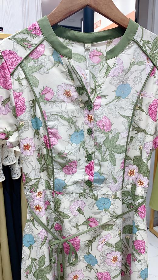 B6461       法式清新气质印花修身显瘦V领连衣裙（（特价不退换，细节有差异，以实物为准） 商品图2