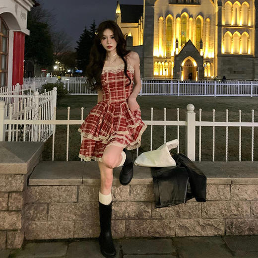 法式甜美格纹吊带裙，蓬蓬短裙子，展现甜美与性感并存。优雅的A字剪裁，修饰身形，让你更加迷人动人。适合派对、约会等多个场合，尽显女神气质。 商品图3