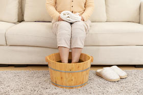 三伏天泡脚，胜过吃补药