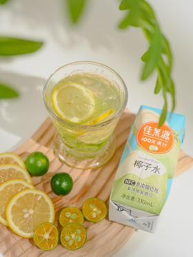 在喝从树上摘下的新鲜椰青 