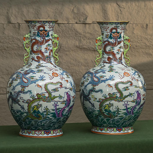 二十世纪 斗彩龙纹双耳大赏瓶（一对） 商品图0