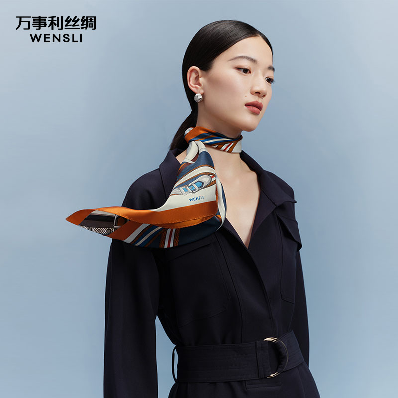 万事利“骑士光彩”63厘米双面印花真丝中方巾