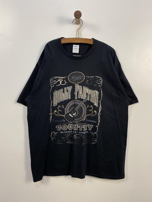 C | PORT and COMPANY 多莉·帕顿 短袖T恤 _SST(XL) 商品图1