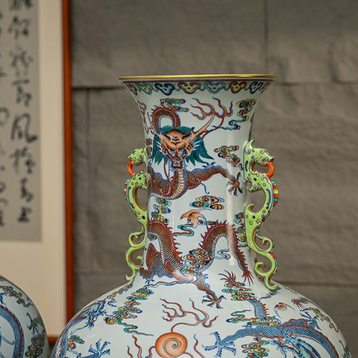 二十世纪 斗彩龙纹双耳大赏瓶（一对） 商品图4