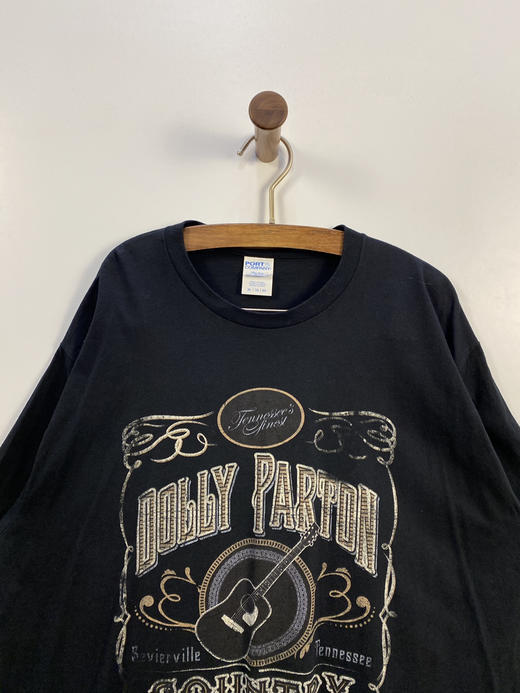 C | PORT and COMPANY 多莉·帕顿 短袖T恤 _SST(XL) 商品图0