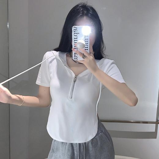 夏季新款连帽短袖T恤女非常修身显瘦，别致的拉链设计更凸显你的时尚感。无论是内搭还是外穿，都能轻松驾驭潮范十足的ins风格！ 商品图2