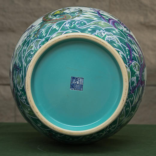 二十世纪 斗彩龙纹双耳大赏瓶（一对） 商品图3