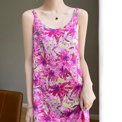 QHJY-JYA02374新款缎面冰丝吊带连衣裙 夏季法式套装复古气质碎花吊带裙子女装 商品图3