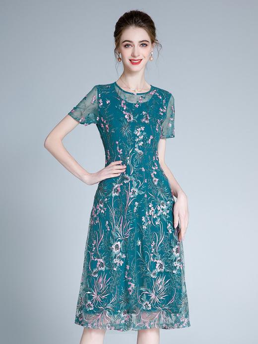 DNO-3EA8956夏季短袖新款休闲大码连衣裙收腰显瘦刺绣女裙子 商品图1