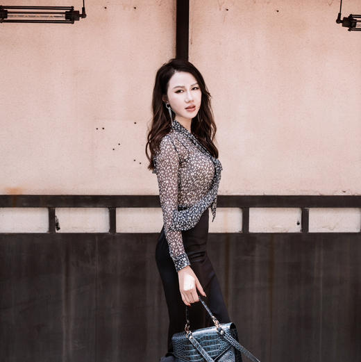 “晚香玉”J8132484 颈袖添香2021春季新款职业衬衫长袖时尚修身时尚女士衬衣上衣 100%桑蚕丝 轻盈飘逸 微透视 性感唯美 百搭 商品图0