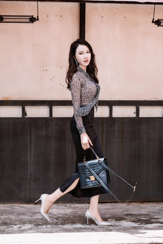 “晚香玉”J8132484 颈袖添香2021春季新款职业衬衫长袖时尚修身时尚女士衬衣上衣 100%桑蚕丝 轻盈飘逸 微透视 性感唯美 百搭 商品图3