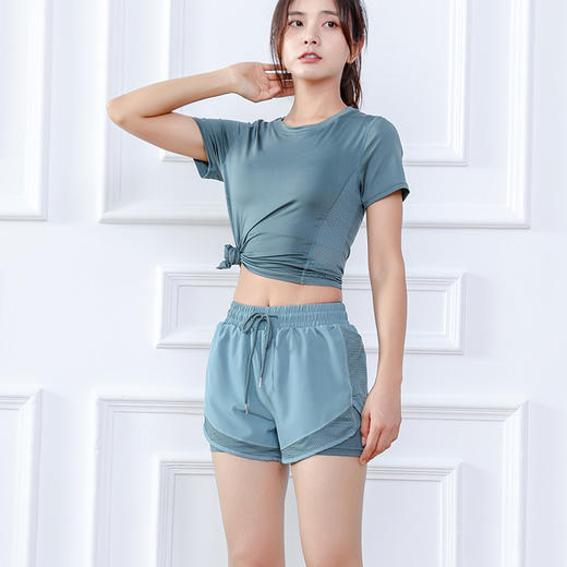 夏天必备健身套装，女神专属，适合跑步、训练和瑜伽。速干衣材质，舒适透气，网纱设计时尚美观，宽松剪裁更自由两件套，让你轻松搭配，释放自我能量。 商品图2