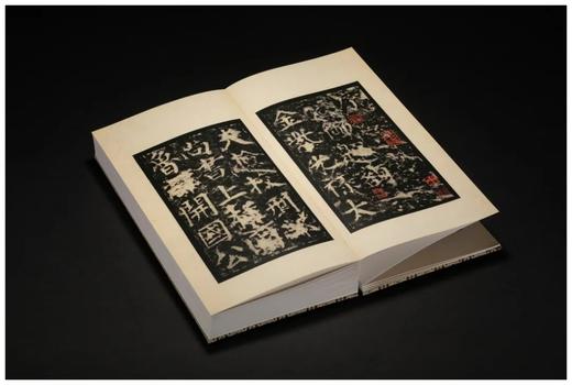 《明拓郭家庙碑》，开本：787mm×1092mm，12开，西泠印社出版社2023年版，定价580.00元。精装本（锦缎包面）带函套 售价：460.00元，  特装本（竹板嵌锦缎封面）带函套 商品图7