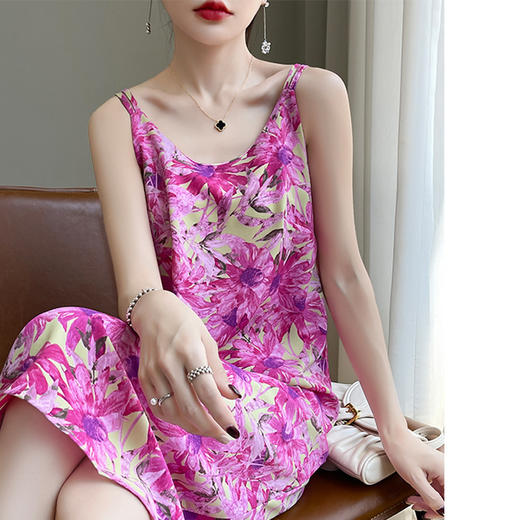 QHJY-JYA02374新款缎面冰丝吊带连衣裙 夏季法式套装复古气质碎花吊带裙子女装 商品图4