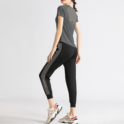 舒适的瑜伽套装，宽松的网纱短袖上衣搭配跑步瑜伽裤，专为健身运动而设计。速干面料让你保持干爽，自由活动的剪裁让你尽情展现自我。 商品图2