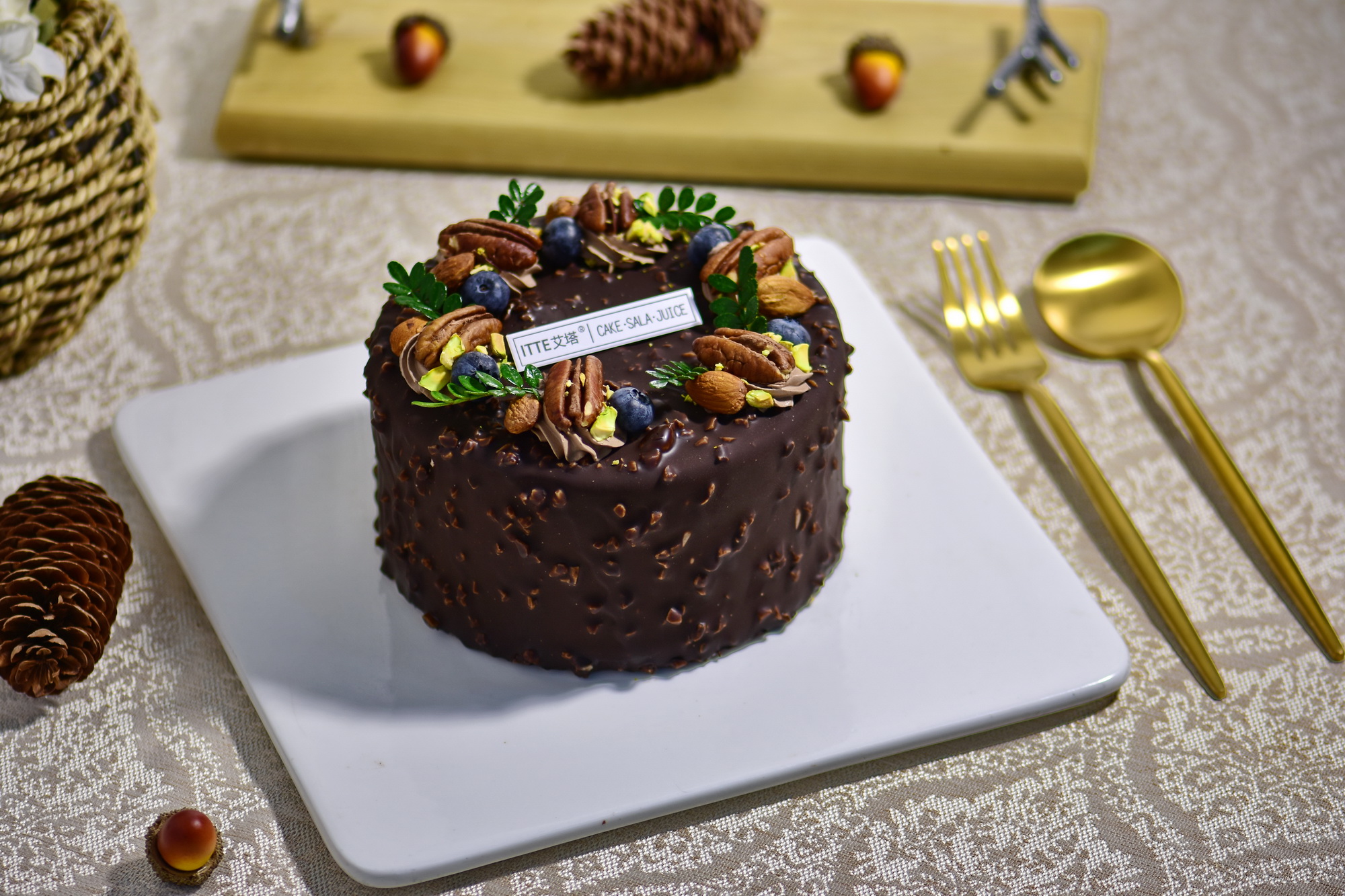 【梦龙朗姆冰淇淋蛋糕】朗姆冰淇淋、动物奶油、戚风蛋糕、巧克力坚果淋面；炎热的夏天，吃一口冰淇淋蛋糕，冰冰爽爽、清清凉凉~~~ps：注意干冰，不要触摸~如未立即使用轻放冰箱冷冻！！