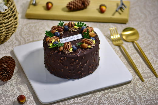 【梦龙朗姆冰淇淋蛋糕】朗姆冰淇淋、动物奶油、戚风蛋糕、巧克力坚果淋面；炎热的夏天，吃一口冰淇淋蛋糕，冰冰爽爽、清清凉凉~~~ps：注意干冰，不要触摸~如未立即使用轻放冰箱冷冻！！ 商品图0