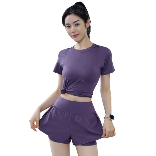 【夏日轻盈，瑜伽必备！】让你自由舒适，女性专属定制款式，T恤+短裤双重搭配，户外跑步、训练、健身，速干透气不黏身，尽情释放。 商品图4
