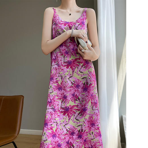 QHJY-JYA02374新款缎面冰丝吊带连衣裙 夏季法式套装复古气质碎花吊带裙子女装 商品图2
