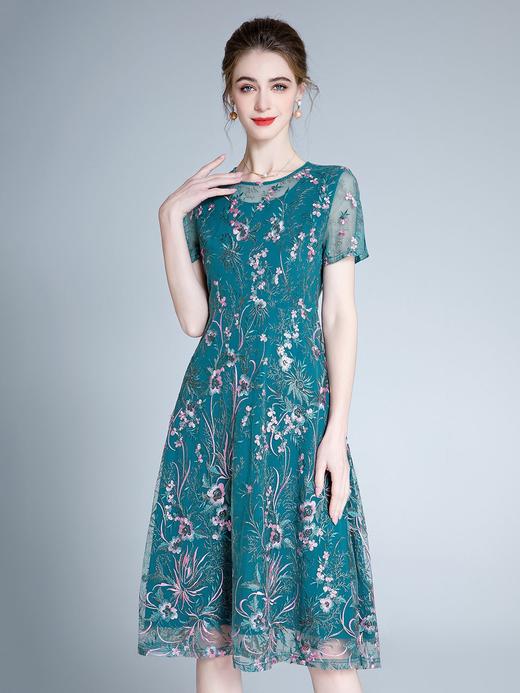 DNO-3EA8956夏季短袖新款休闲大码连衣裙收腰显瘦刺绣女裙子 商品图0