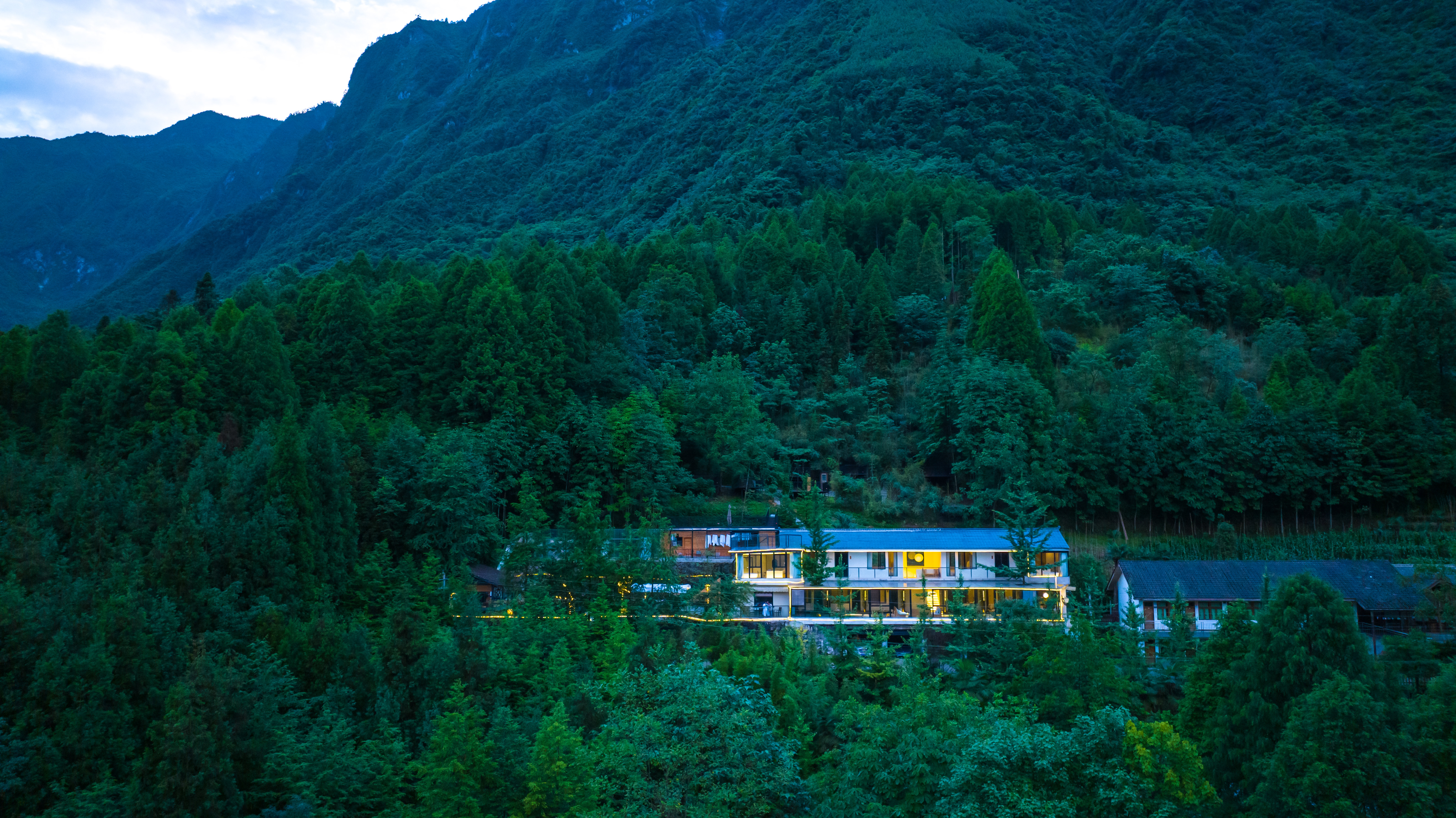 【崇州-129号院】9房温泉私汤院子，可单房预定，山间临溪、看云海日出、夏季避暑、K歌、看萤火虫，冬季赏雪，地暖、温泉、投影仪。QT