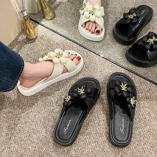 时尚韩版凉拖鞋，女人必备夏季单品！清爽外穿，舒适家居两相宜，防滑设计让你无惧滑倒，一字型设计更显脚型修长。 商品图2