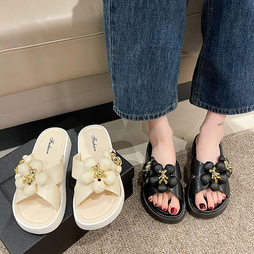 时尚韩版凉拖鞋，女人必备夏季单品！清爽外穿，舒适家居两相宜，防滑设计让你无惧滑倒，一字型设计更显脚型修长。 商品图1