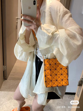 三宅斜挎小方包