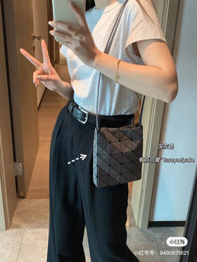 三宅斜挎小方包