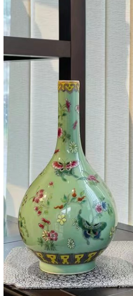 豆青蝶恋花胆瓶