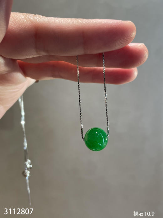 3112807，冰糯艳绿珠子锁骨链。具体价格微信咨询 商品图0