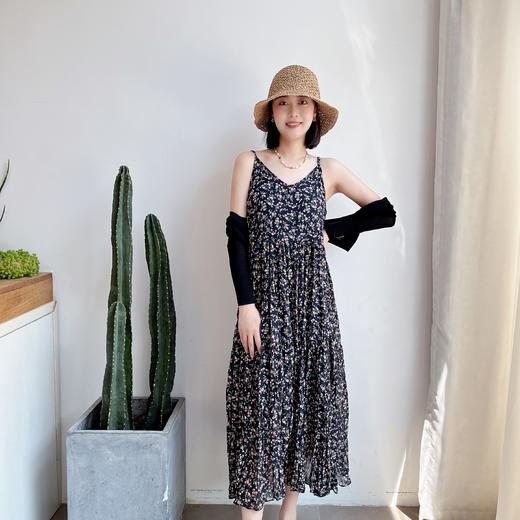 褶皱碎花V领吊带连衣裙女2023夏季宽松显瘦气质过膝长裙 商品图1