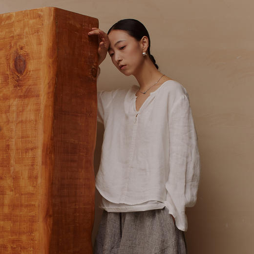 绽放522朵【黑白灰系列·普通美】酵素洗汉麻V领显瘦防晒亚麻衬衫 商品图0