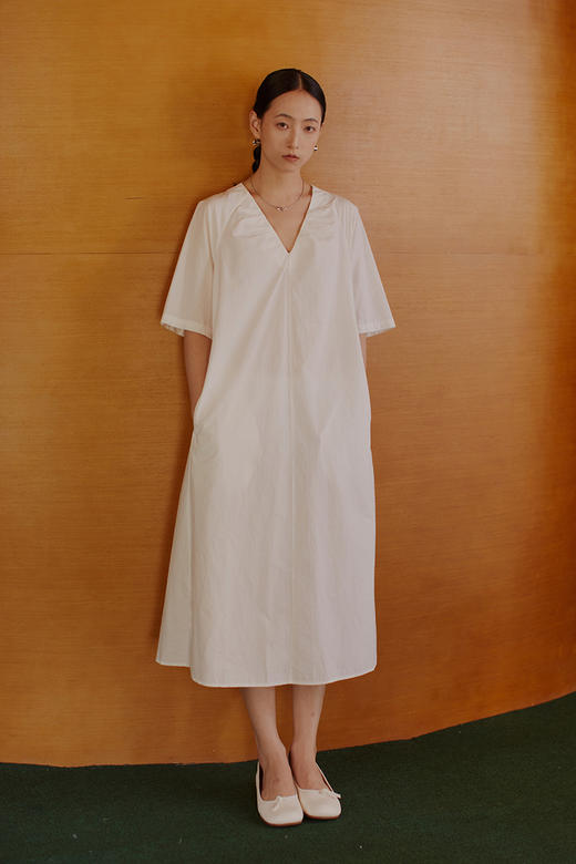 绽放575朵【黑白灰系列·大V】进口匹马棉纸感凉爽V领短袖连衣裙 商品图5