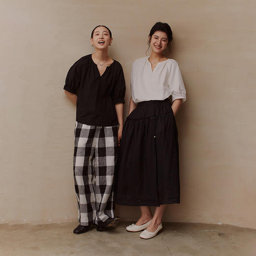 绽放506朵【黑白灰系列·小薇】进口匹马棉纸感凉爽V领小上衣T恤 商品图1