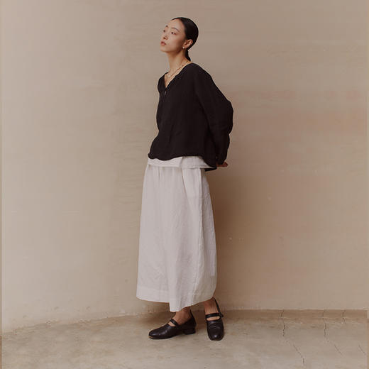 绽放522朵【黑白灰系列·普通美】酵素洗汉麻V领显瘦防晒亚麻衬衫 商品图1