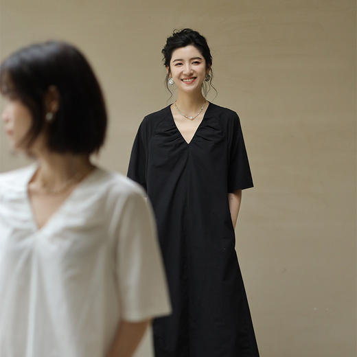 绽放575朵【黑白灰系列·大V】进口匹马棉纸感凉爽V领短袖连衣裙 商品图3